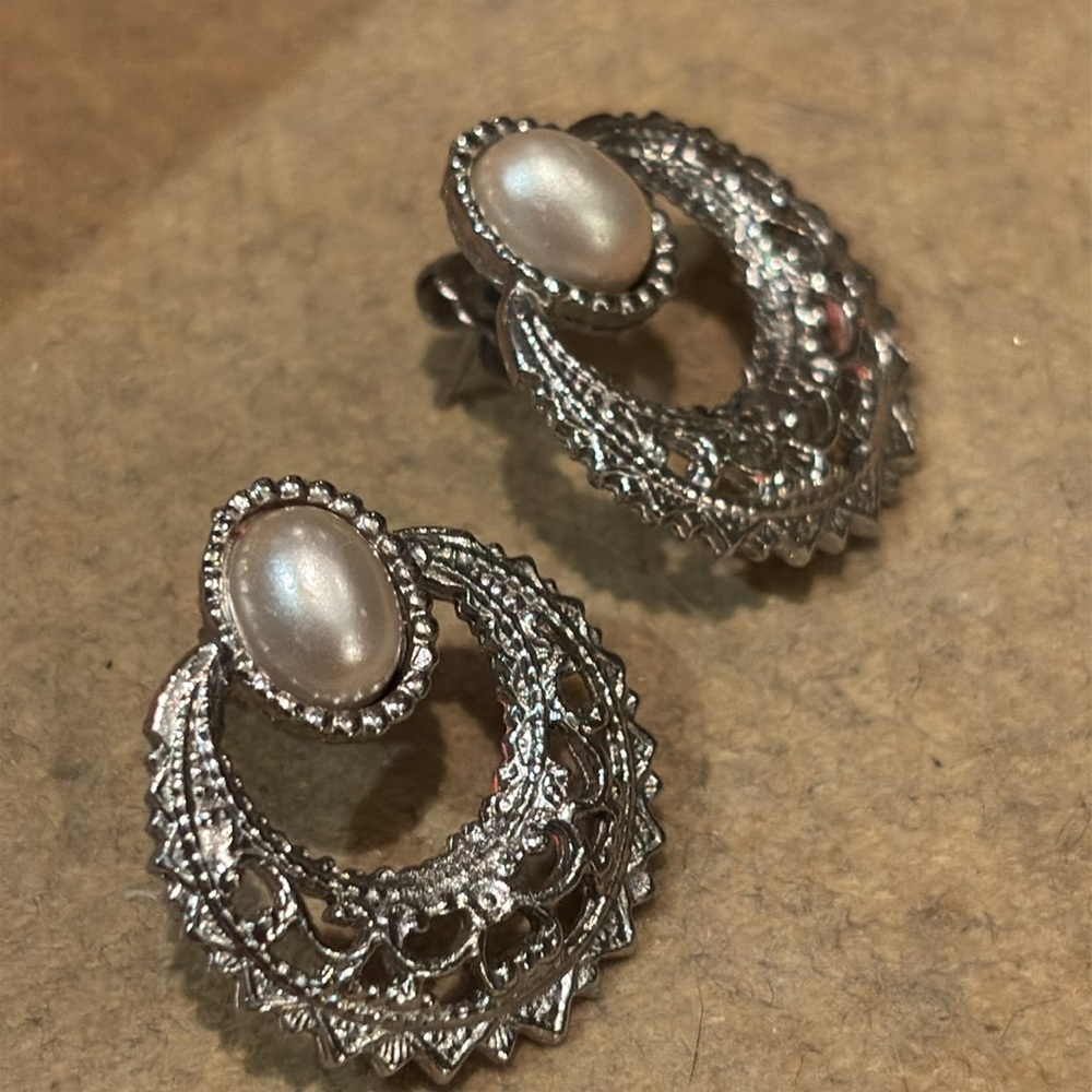 Vintage Pearl Wreath Earrings Silvertone Setting - Picture 7 of 7